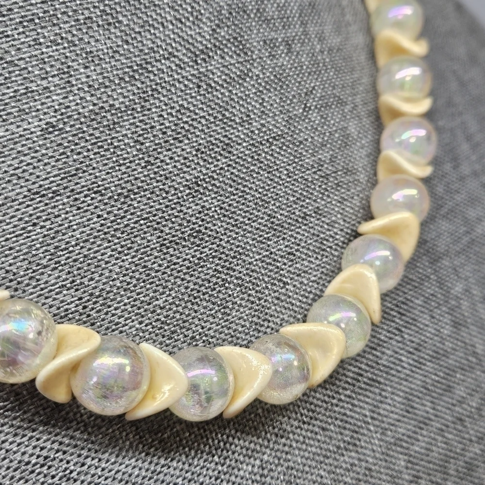 VINTAGE Cream and Iridescent Beaded Strand Flower Box Clasp Necklace Japan